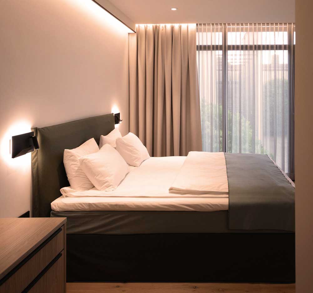 Hotelzimmer mit großem Fenster
