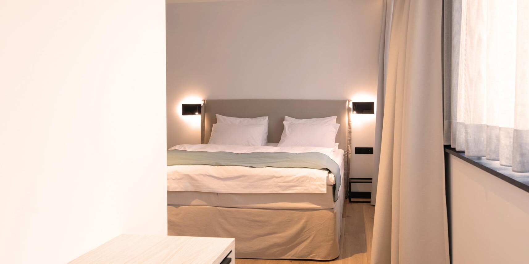 Hotelzimmer mit großem Doppelbett